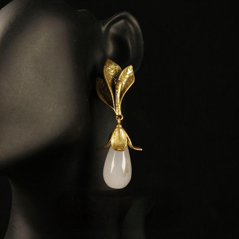 Flower earrings with high-end and niche design
