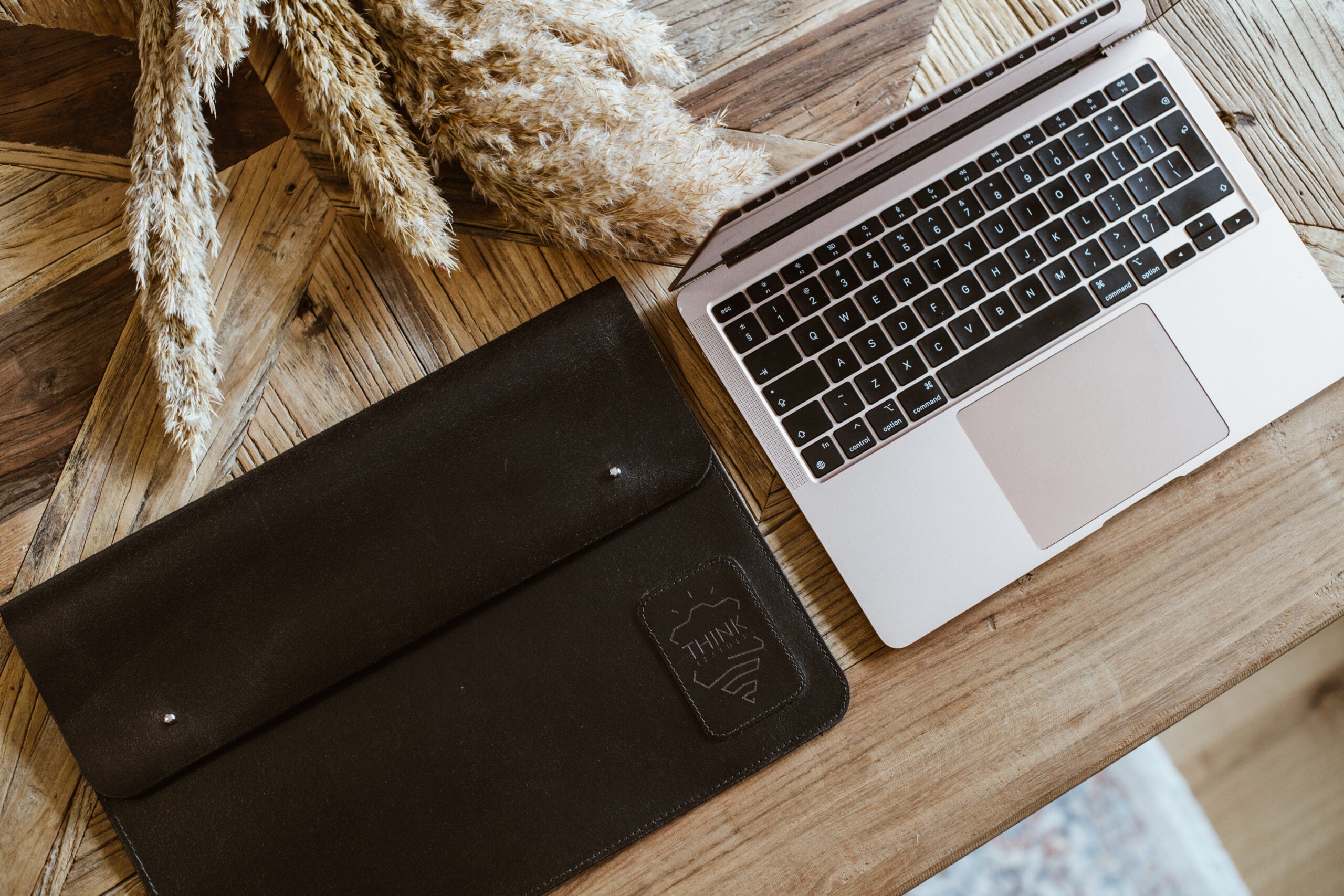 Skórzane etui z klapą na MacBook 16" Pro/Air - czarny