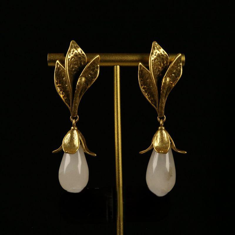 Flower earrings with high-end and niche design