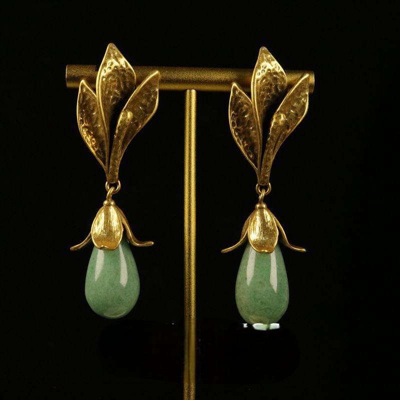 Flower earrings with high-end and niche design