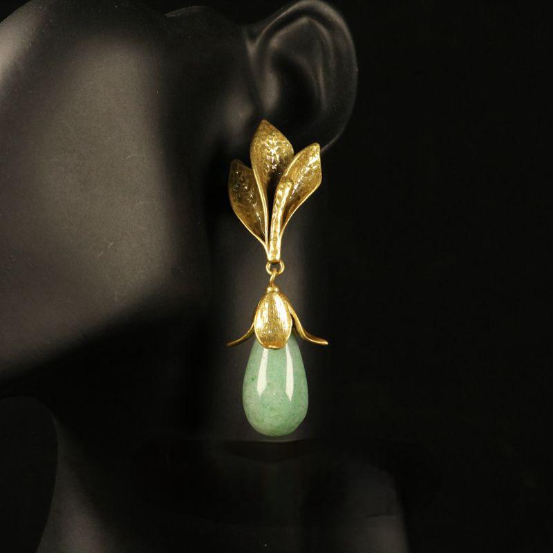 Flower earrings with high-end and niche design